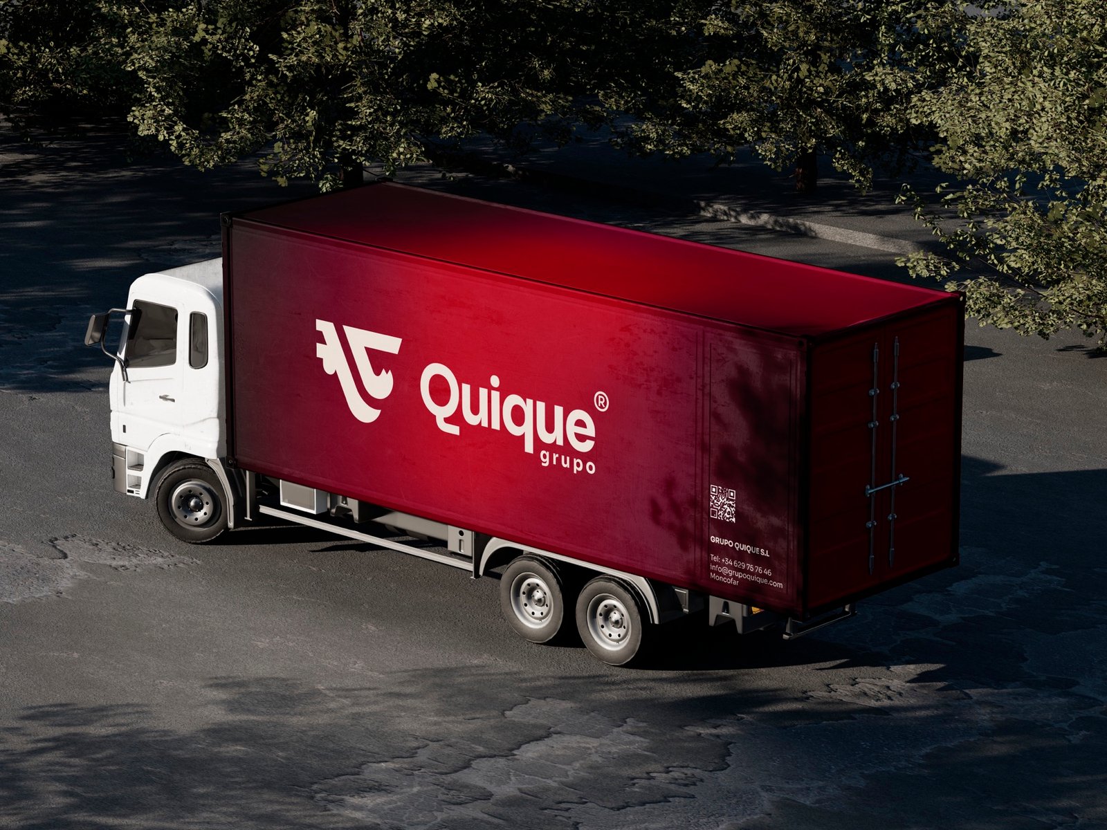 Camión de la flota de Grupo Quique con la identidad de marca